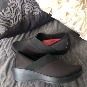 Crocs Womens Busy Day Stretch Asymmetrical Wedge